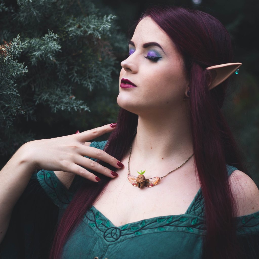 Portrait d'une femme aux oreilles elfiques, robe verte, autre pose