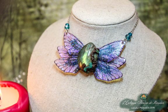 Collier ailes de papillon avec grosse perle pierre grise violette centrale