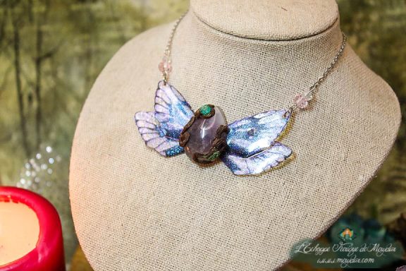 Collier ailes de papillon violettes bleues avec perle pierre sombre