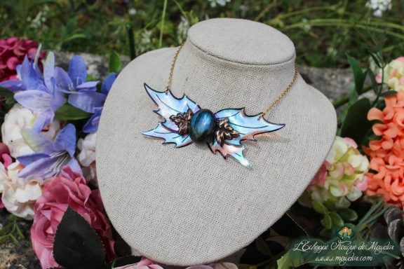 Collier pendentif feuille aile bleue avec gemme turquoise centrale, sur buste