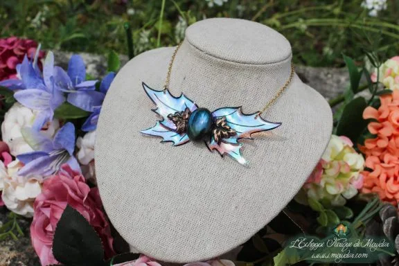 Collier pendentif feuille aile bleue avec gemme turquoise centrale, sur buste