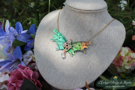 Collier pendentif papillon orange vert, sur buste