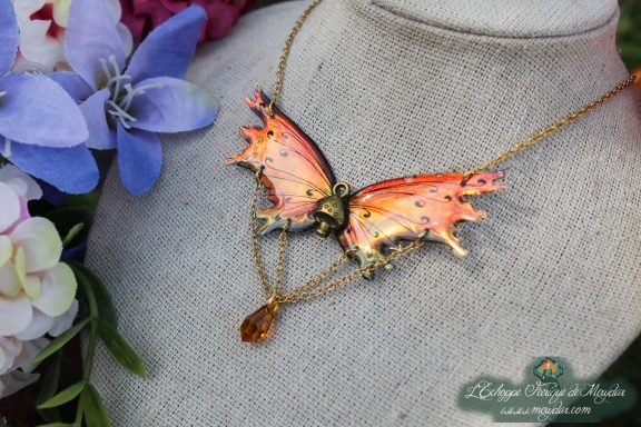 Pendentif aile de dragon orange avec goutte ambre pendante, chaine