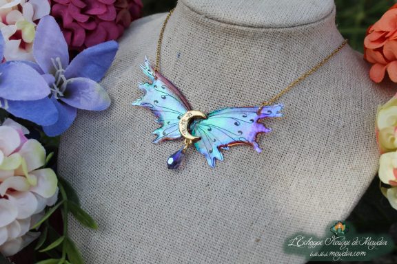 Pendentif aile de dragon bleue violette avec breloque lune et goutte