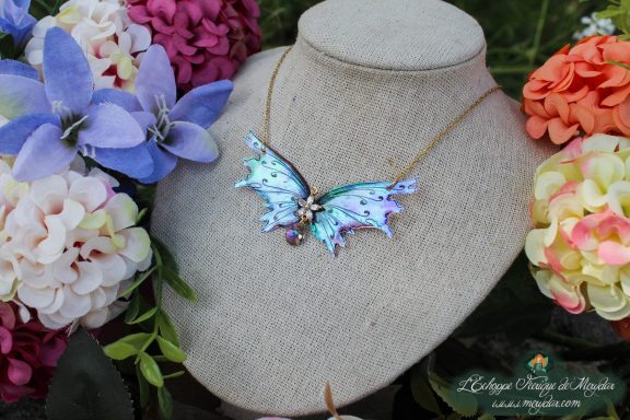 Petit pendentif aile de dragon bleue, chaine