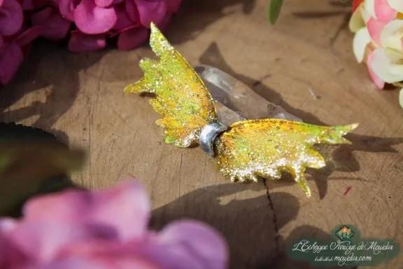 Aile de papillon doree pailletee, gros plan variante