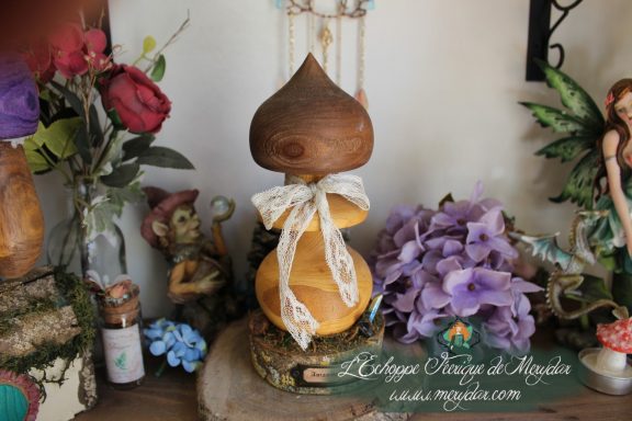 Figurine champignon brun avec ruban creme sur socle en bois, decor de jardin feerique