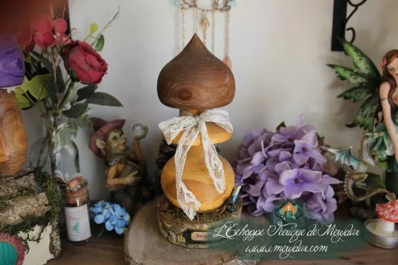 Figurine champignon brun avec ruban creme sur socle en bois, decor de jardin feerique