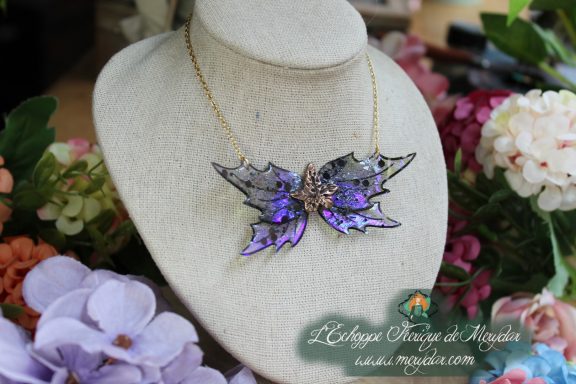 Collier pendentif papillon noir violet holographique, sur buste