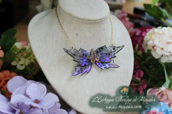 Collier pendentif papillon noir violet holographique, sur buste