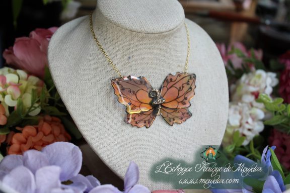 Collier pendentif papillon brun cuivre ailes deployees, sur buste