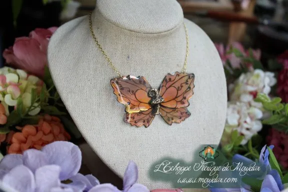 Collier pendentif papillon brun cuivre ailes deployees, sur buste