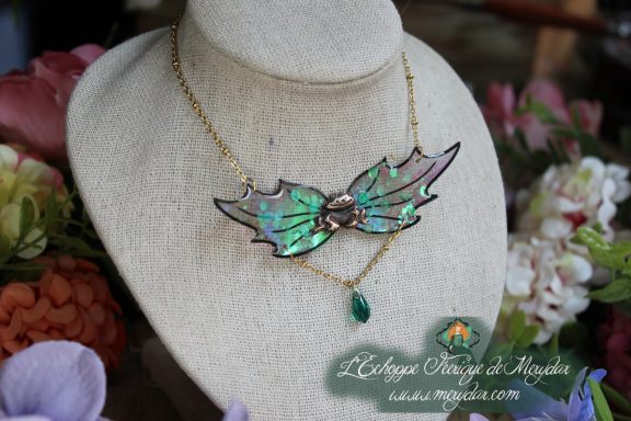 Collier pendentif papillon vert avec breloque goutte verte, sur buste