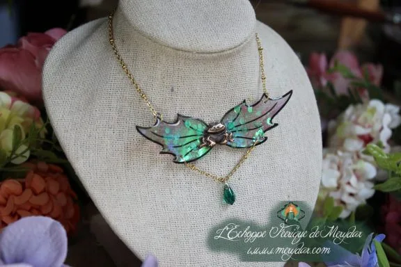 Collier pendentif papillon vert avec breloque goutte verte, sur buste