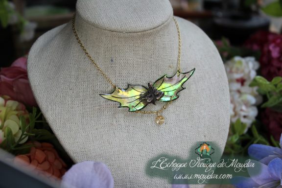 Collier aile de dragon verte avec breloque doree, sur buste