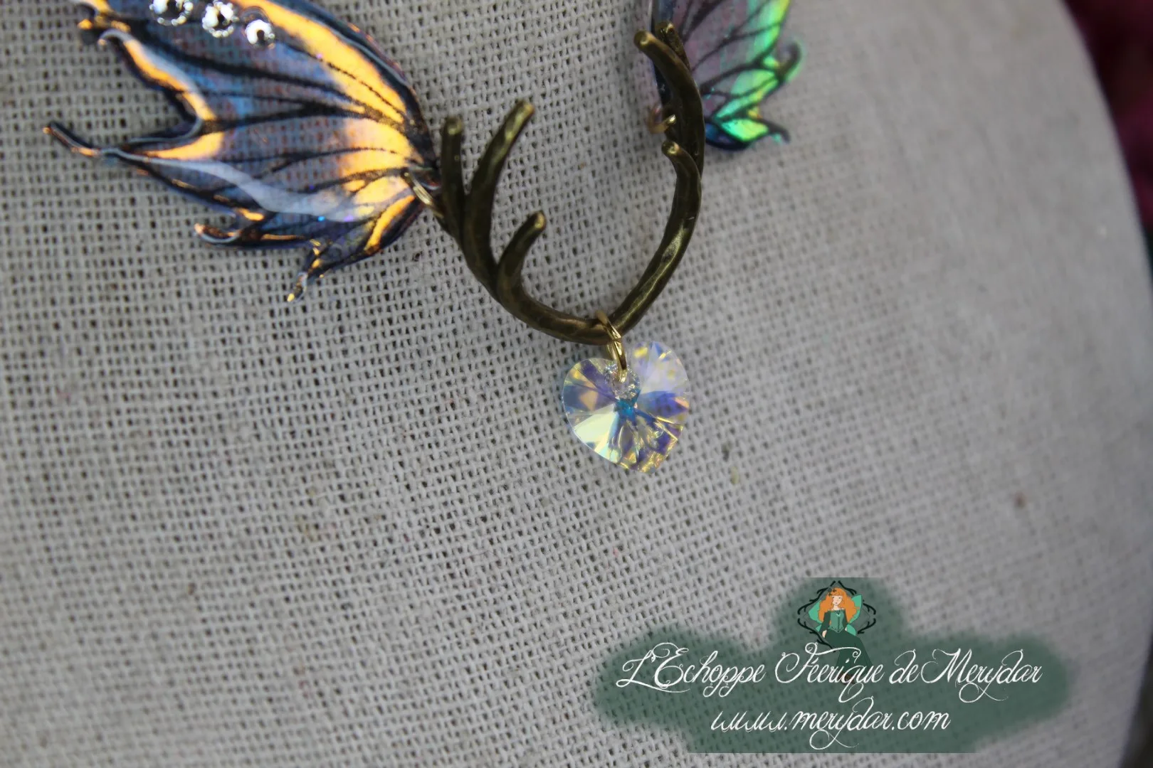Pendentif aile de dragon violette et argentee sur ramure avec cristal