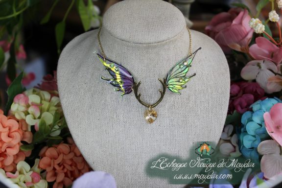 Collier ailes de dragon violettes doubles avec cristal, sur buste