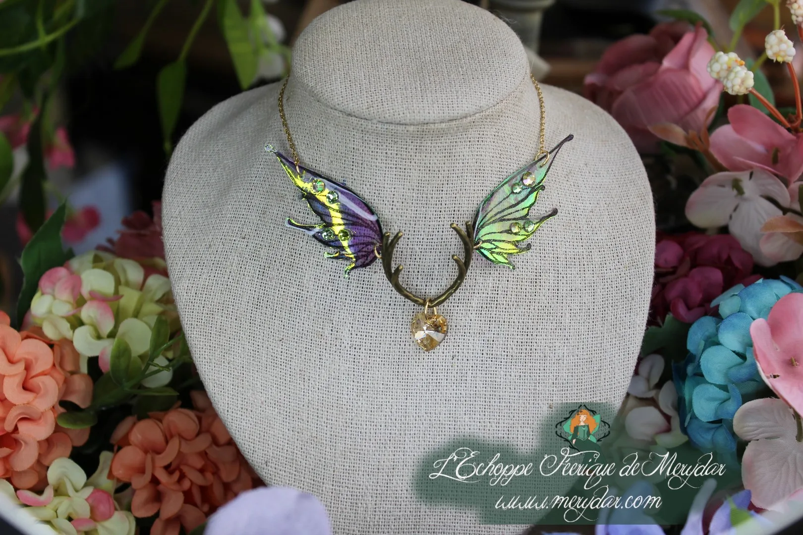 Collier ailes de dragon violettes doubles avec cristal, sur buste