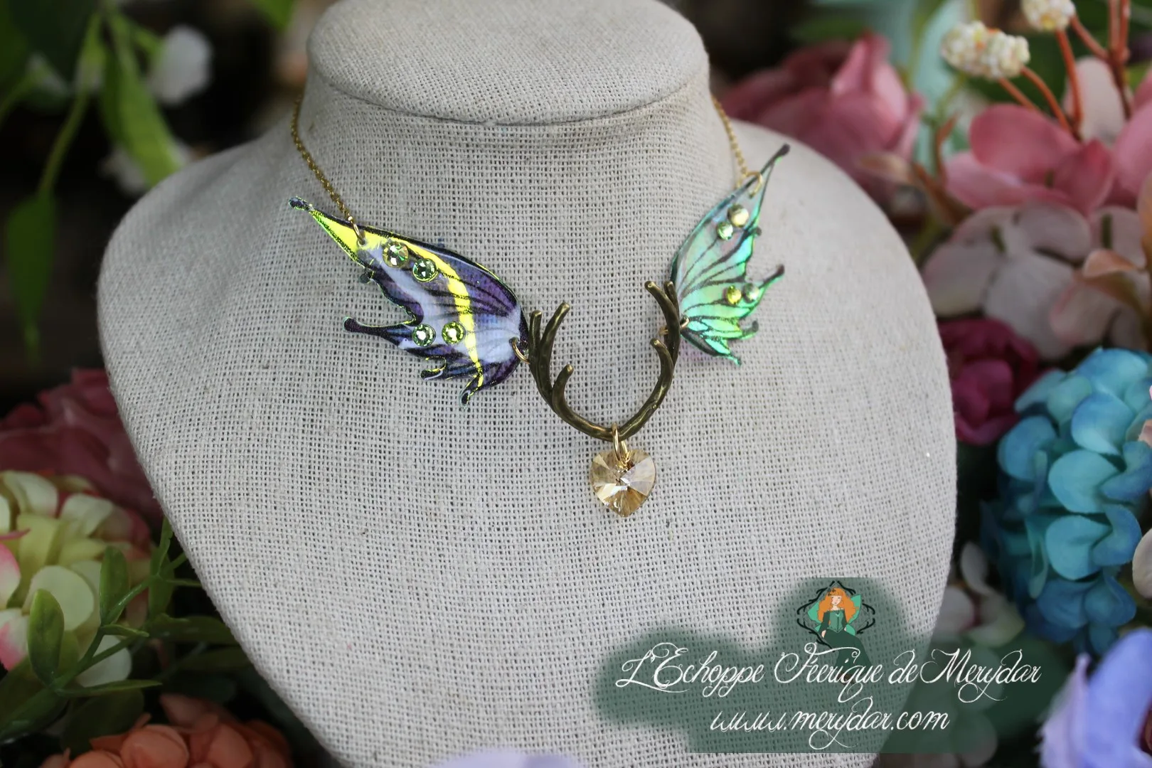 Collier ailes de dragon violettes doubles, gros plan