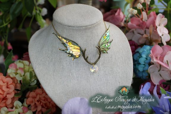 Collier ailes de dragon vertes doubles avec cristal, sur buste