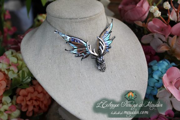 Collier tete de cerf argentee avec aile bleu violet holographique