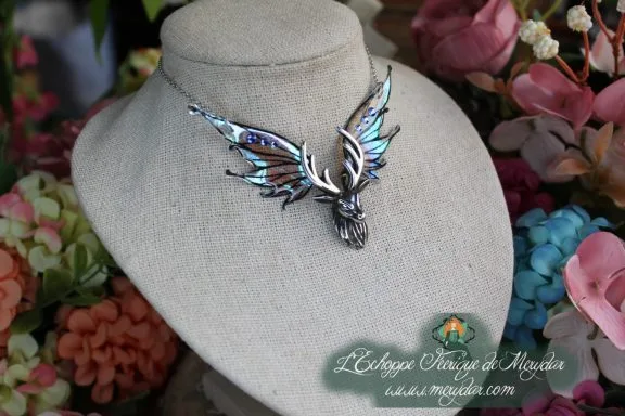 Collier tete de cerf argentee avec aile bleu violet holographique