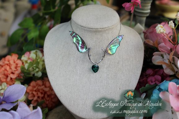 Collier ailes vertes doubles avec ramure argentee, breloque coeur vert