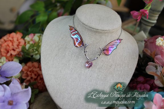 Collier ailes brunes doubles avec ramure argentee, breloque coeur rose