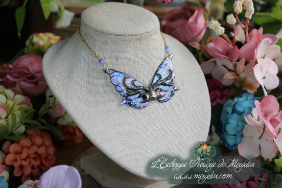 Collier pendentif papillon bleu violet holographique, sur buste