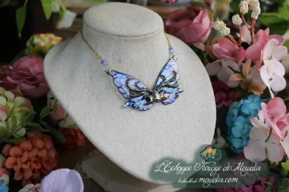 Collier pendentif papillon bleu violet holographique, sur buste