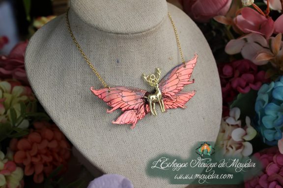 Collier pendentif ailes rose corail avec breloque ramure doree