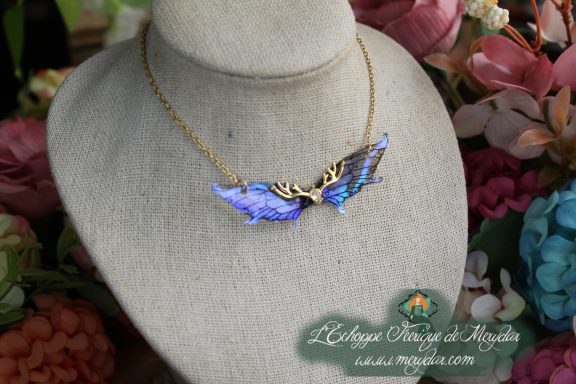 Collier pendentif ailes bleu violet avec breloque ramure doree