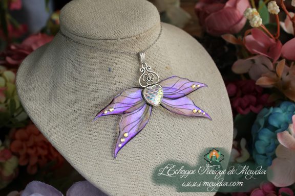 Pendentif ailes violettes en eventail avec breloque coeur filigrane argente