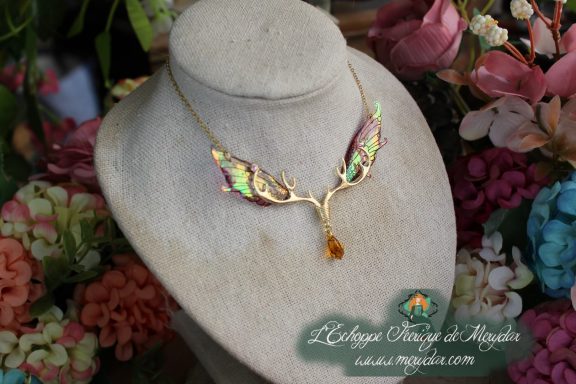 Collier pendentif aile feuille doree sur ramure avec breloque cristal ambre