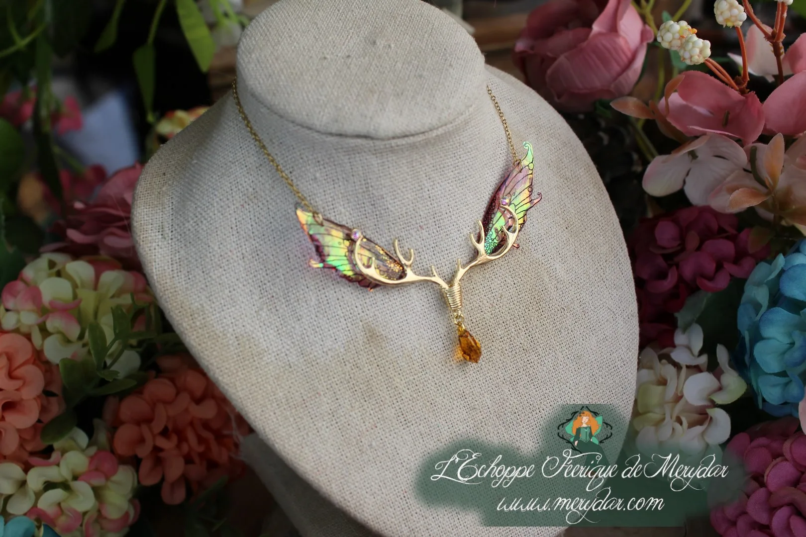 Collier pendentif aile feuille doree sur ramure avec breloque cristal ambre