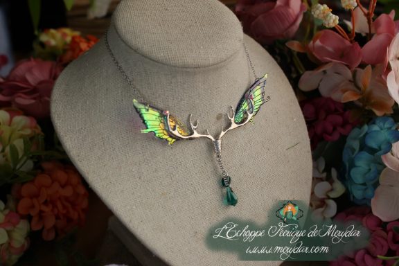 Collier ailes vert jaune avec breloque cristal et branche pendante