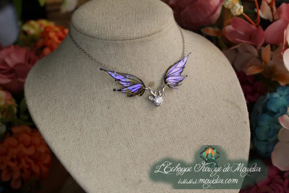 Collier ailes bleu violet avec breloque cerf argente, variante