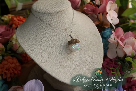 Pendentif gland avec resine pailletee blanche et turquoise, sur buste
