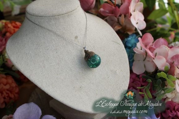 Pendentif goutte cristal turquoise sur chaine fine