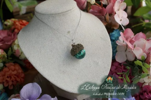 Pendentif gland avec resine pailletee verte, gros plan