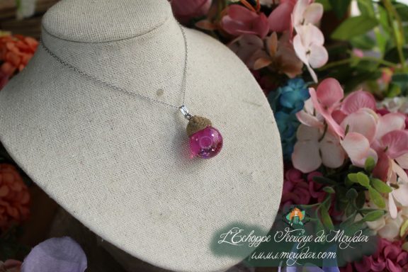 Pendentif goutte cristal rose fuchsia sur chaine fine