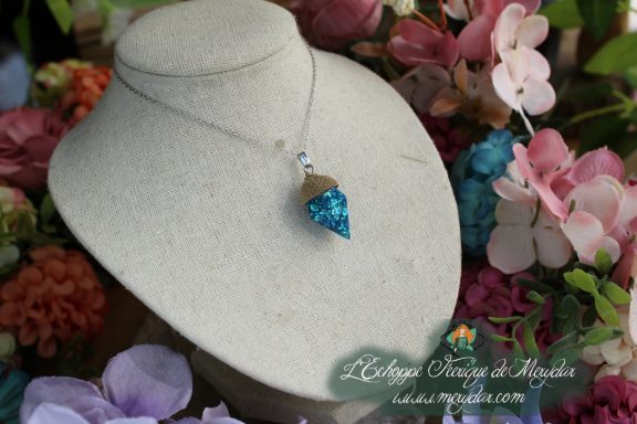 Pendentif goutte cristal bleu sur chaine, sur buste