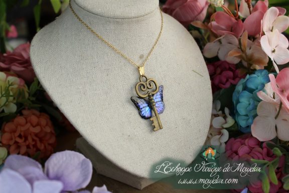 Pendentif cle avec petit papillon violet bleu, sur chaine doree