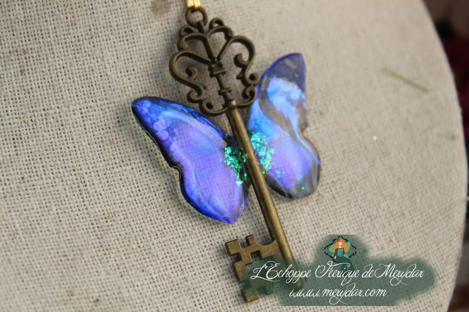 Pendentif cle ouvragee avec papillon bleu violet, gros plan variante