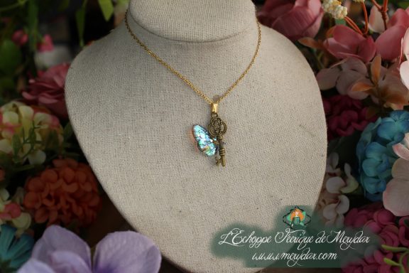 Collier pendentif petit papillon vert bleu avec cristal, sur buste