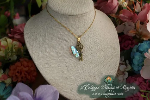 Collier pendentif petit papillon vert bleu avec cristal, sur buste