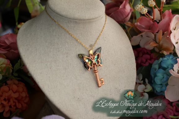 Collier pendentif petit papillon vert avec cristal, sur buste