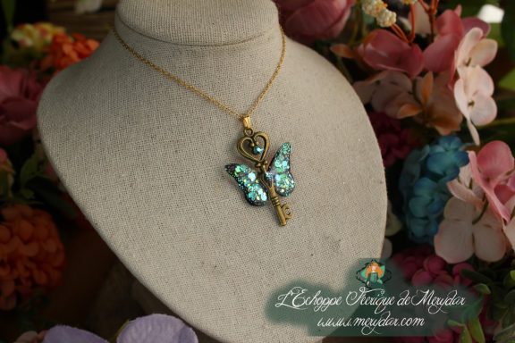 Collier pendentif petit papillon vert paillete avec cristal, sur buste