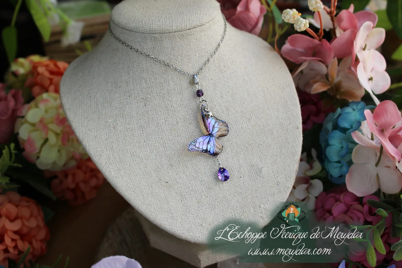 Pendentif petit papillon bleu violet avec chaine et breloque cristal