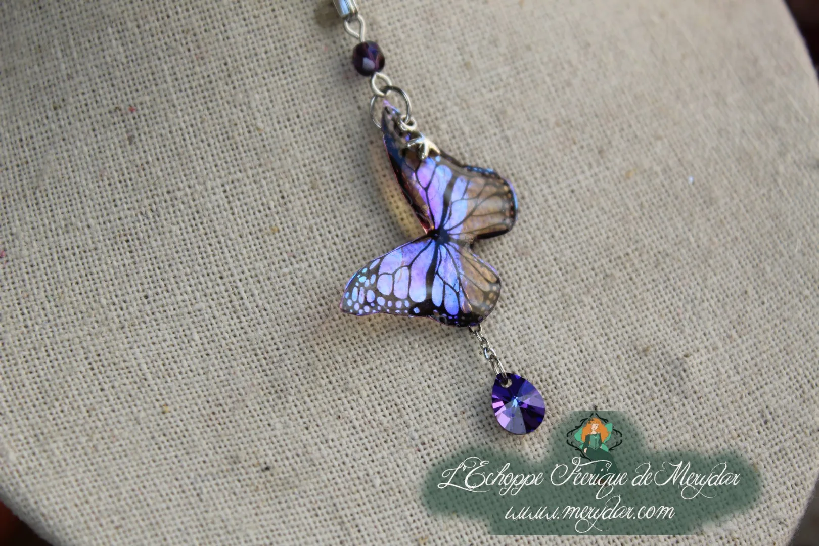 Pendentif petit papillon violet avec chaine et perle cristal pendante